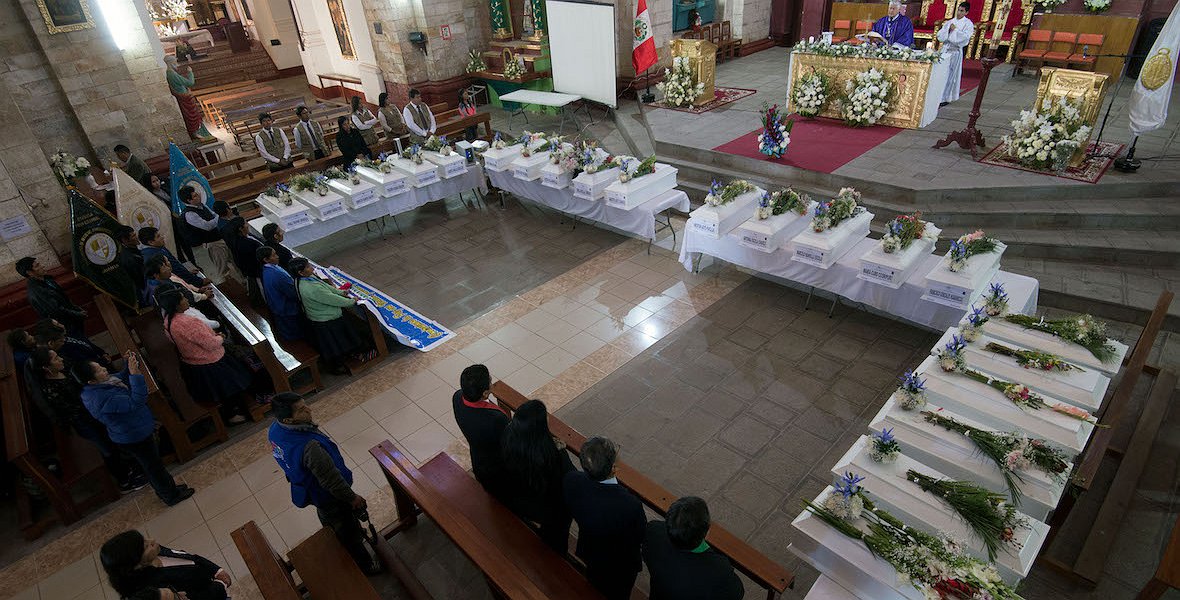 RAMIREZ - Misa celebrada en la catedral Huanta a propósito de la entrega de 23 personas desaparecidas identificadas a sus f Agence France-Presse
